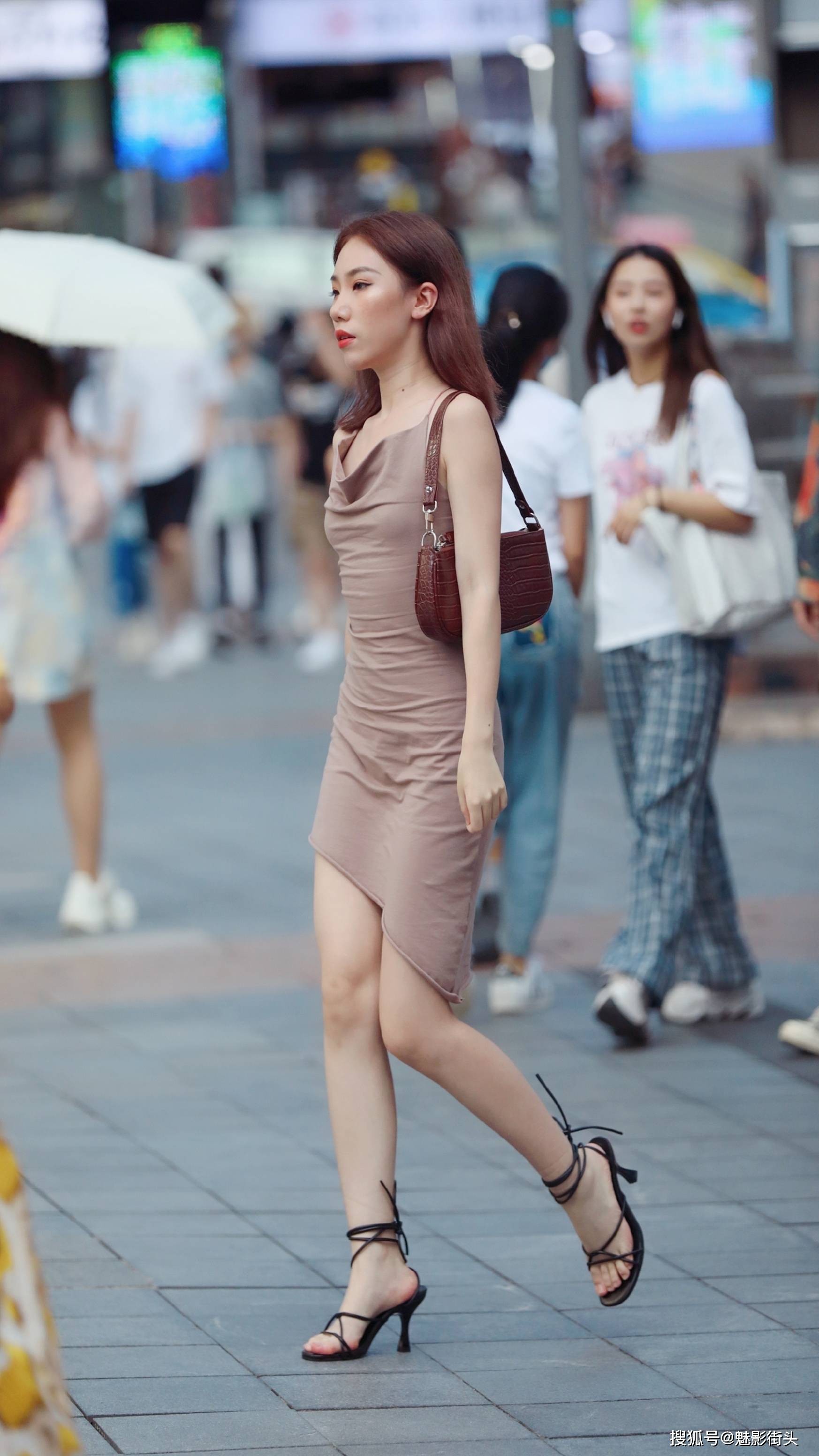 最新款吊带裙美女